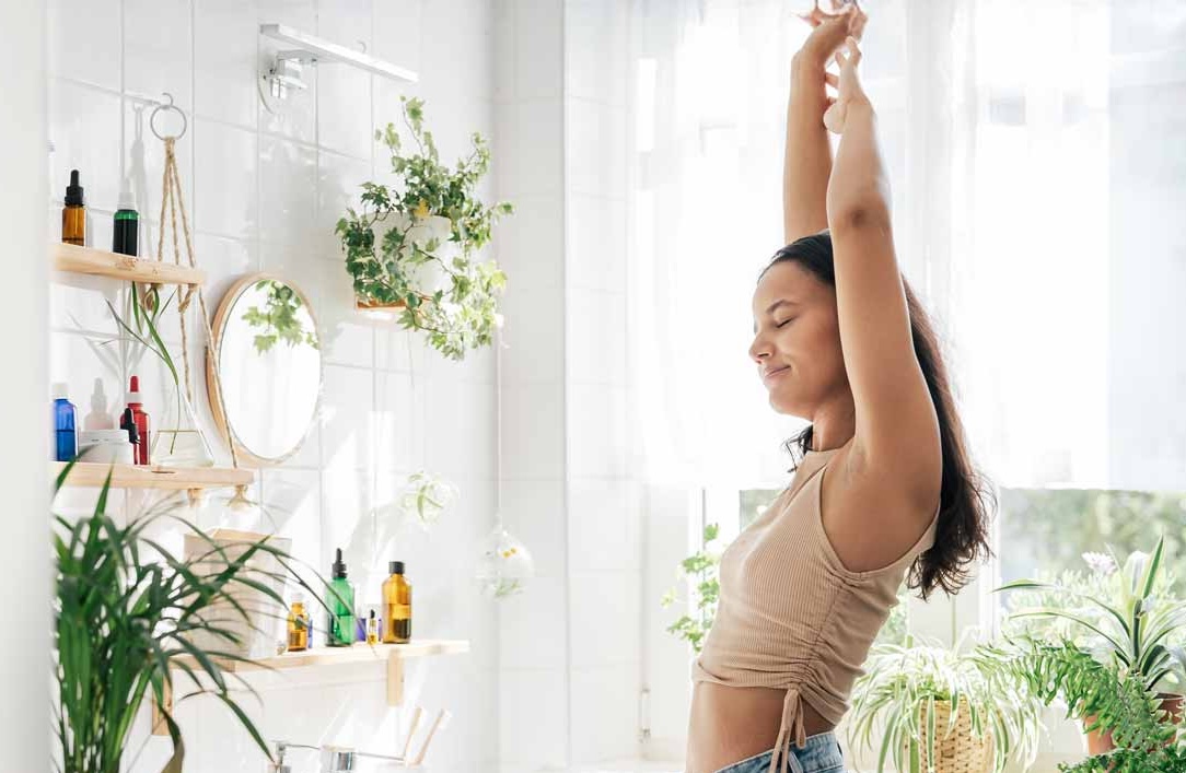 Person with a clipboard speaking with another person sitting on a couch